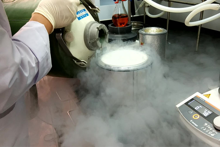 使用東亞液氮罐，提取液氮